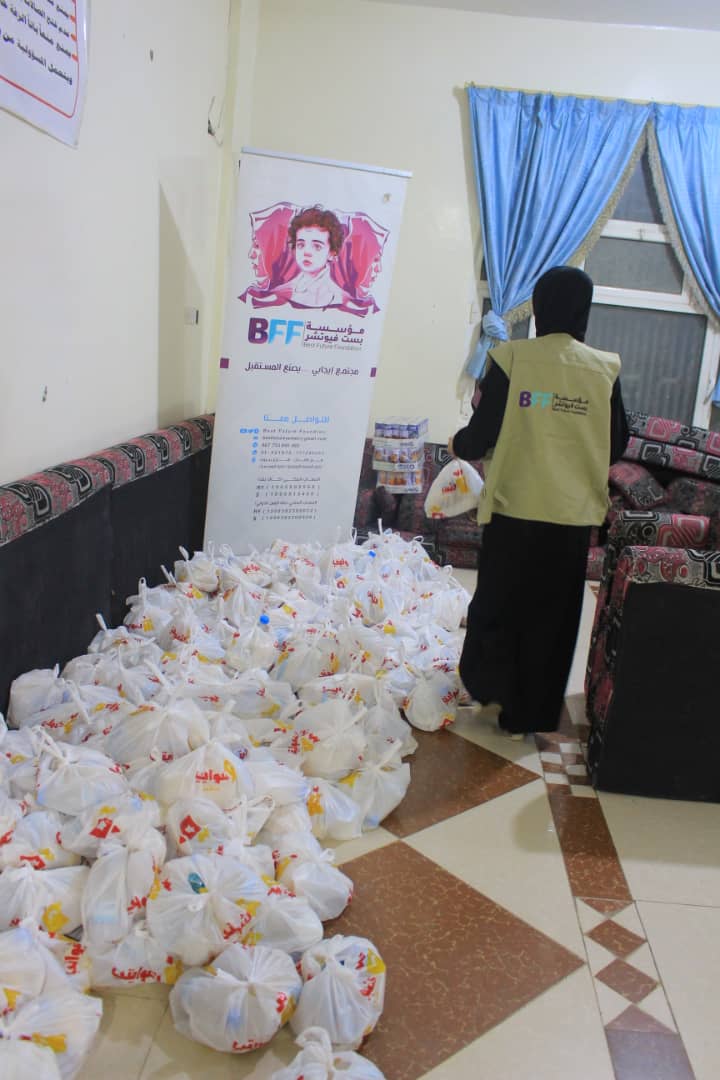نفذت مؤسسة بست فيوتشر بدعم كريم من مؤسسة جمعان الخيرية فعالية إفطار جماعي لفئة الصم، وذلك يوم الخميس 27 مارس 2025 في قاعة السرايا. 💚 استهدفت الفعالية 300 مستفيدة من فئة الصم، حيث اجتمعن في أجواء رمضانية مليئة بالمحبة والتكافل، تعبيرًا عن روح التضامن الإنساني وتعزيزًا لمبدأ الشمولية. ✨ تأتي هذه المبادرة ضمن جهود المؤسسة في إدماج الفئات المهمشة، وإتاحة الفرصة لهن للمشاركة في الفعاليات المجتمعية، بما يعزز شعورهن بالانتماء والاهتمام. 🌿 معًا نرسم البسمة… معًا نصنع الأثر #مؤسسة_بست_فيوتشر #مؤسسة_جمعان_الخيرية #إفطار_رمضاني #فئة_الصم #العمل_الإنساني #اليمن